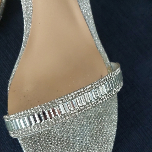 Aldo Shimmering Silver Heels, Size 11.5 - Picture 3 of 16